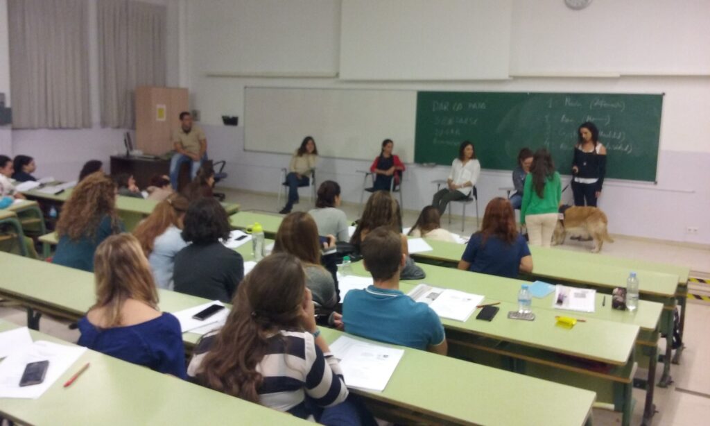 Haciendo prácticas con Ula, nuestra perra de intervención, en el aula de la Facultad de Psicología